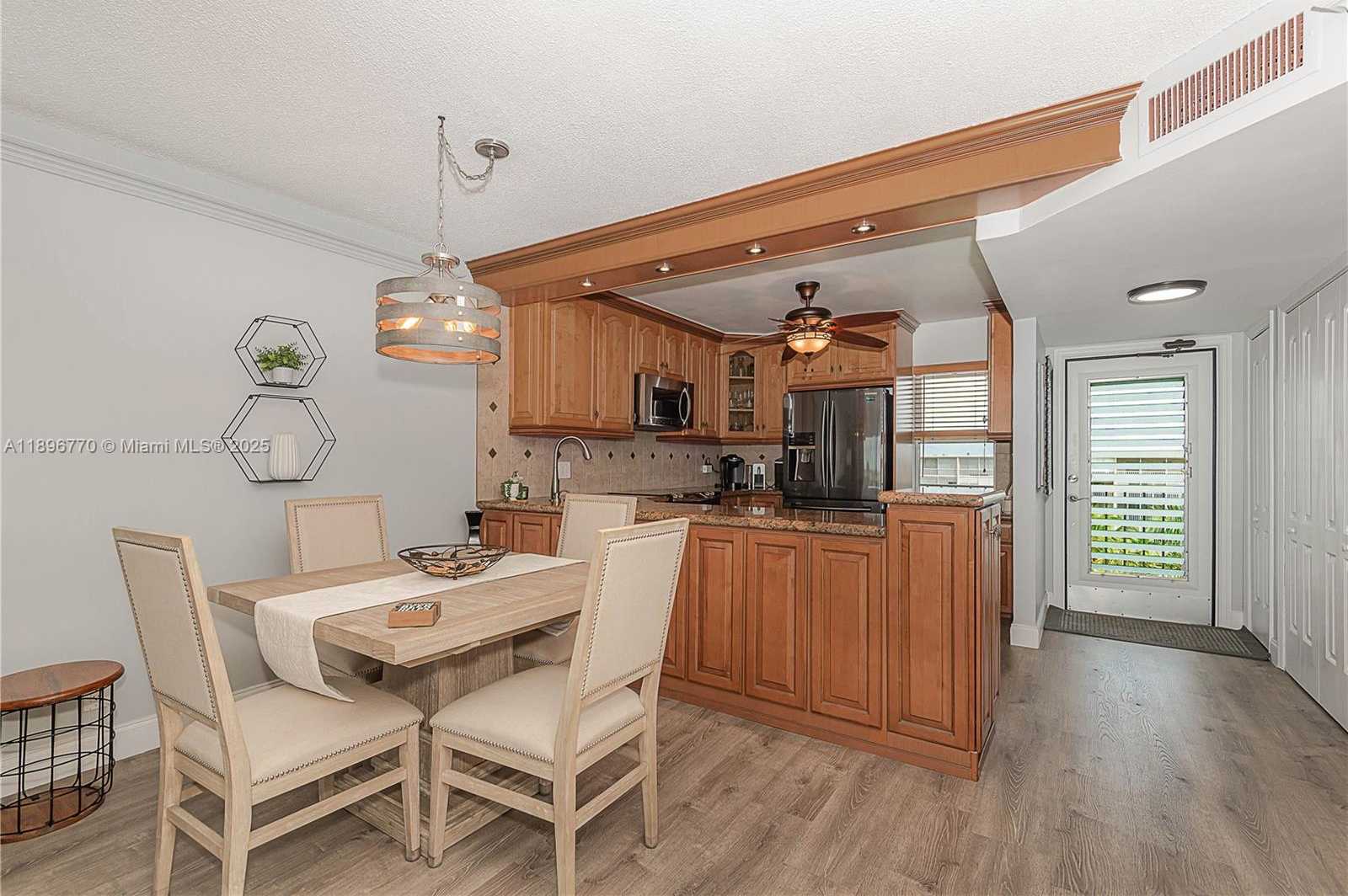Small Image of 4800 HILLCREST LN #501, Hollywood Number 11