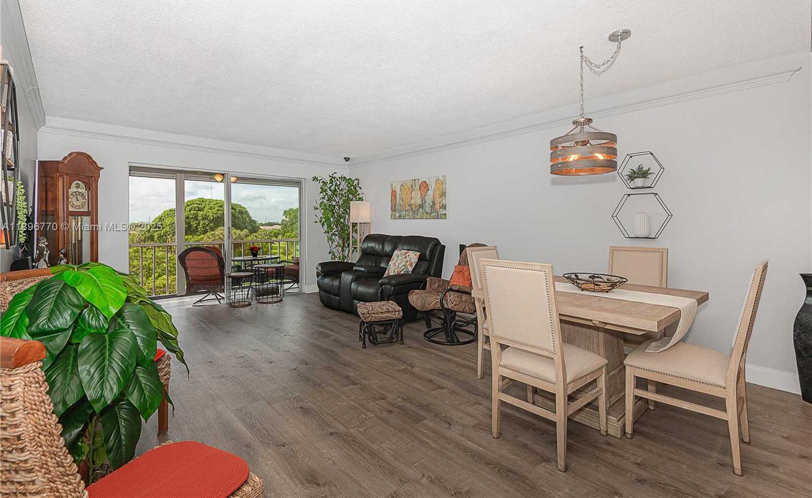 Small Image of 4800 HILLCREST LN #501, Hollywood Number 12