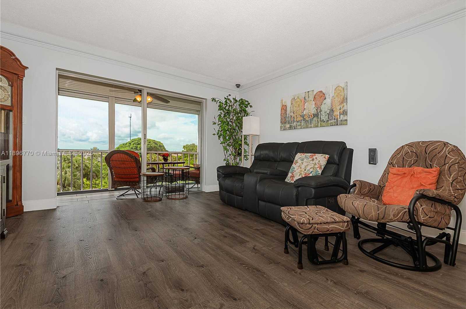 Small Image of 4800 HILLCREST LN #501, Hollywood Number 13