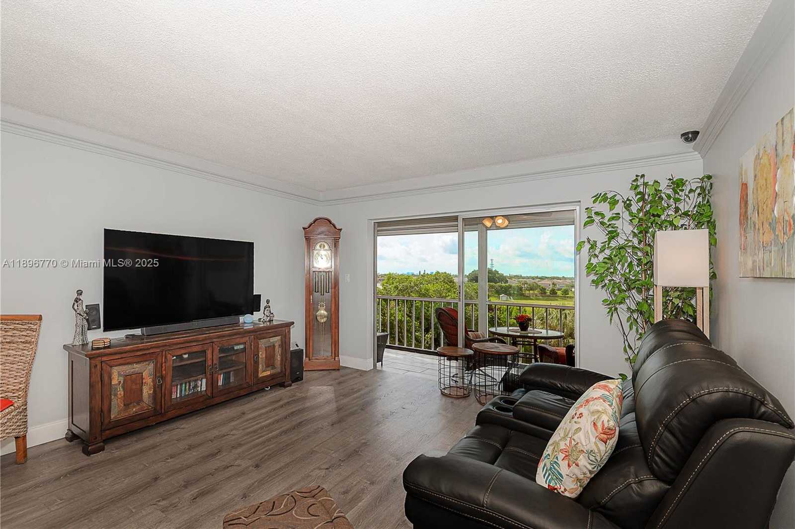 Small Image of 4800 HILLCREST LN #501, Hollywood Number 14