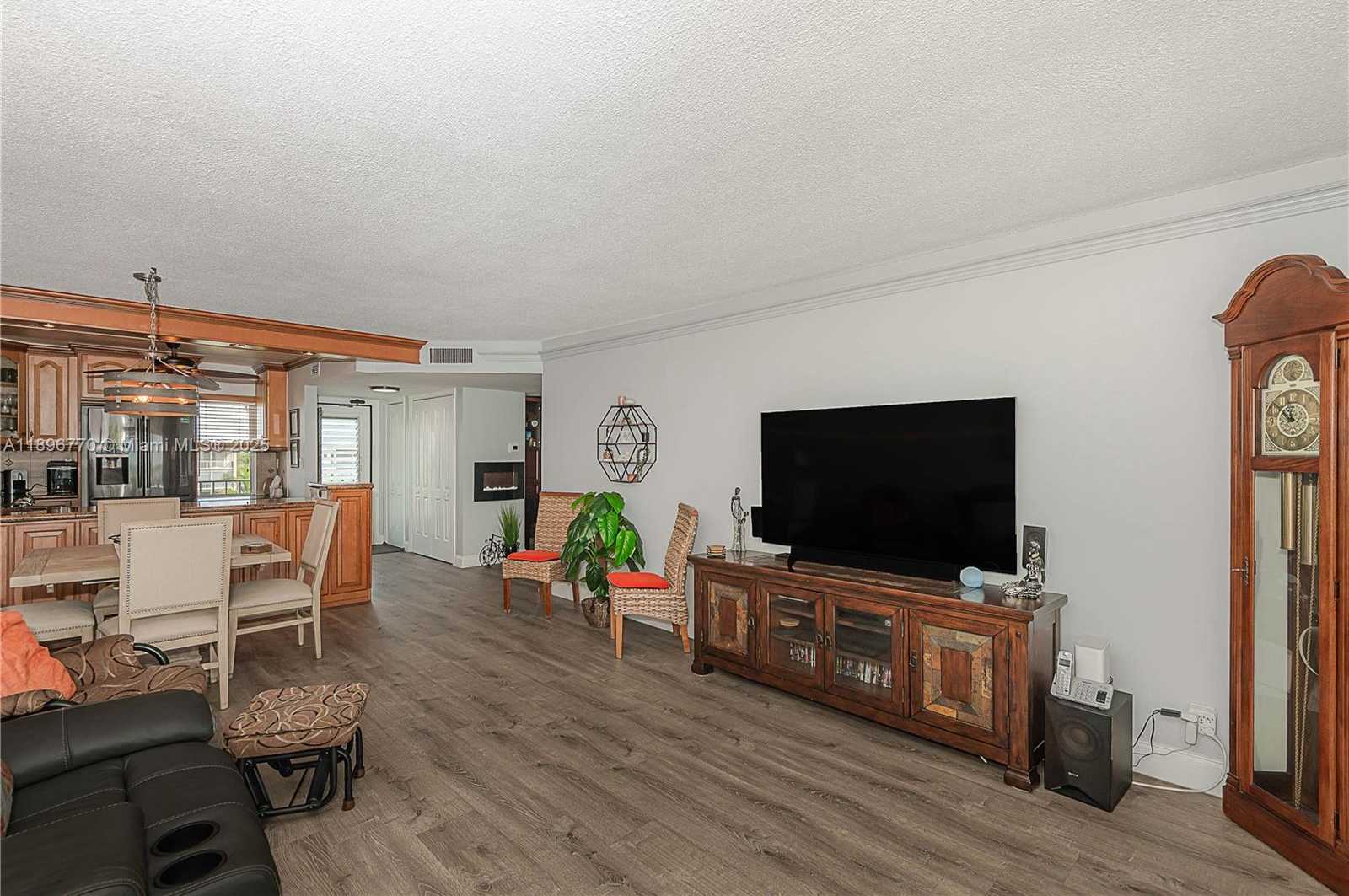 Small Image of 4800 HILLCREST LN #501, Hollywood Number 16