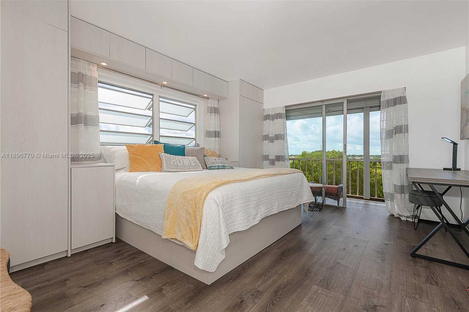 Small Image of 4800 HILLCREST LN #501, Hollywood Number 18