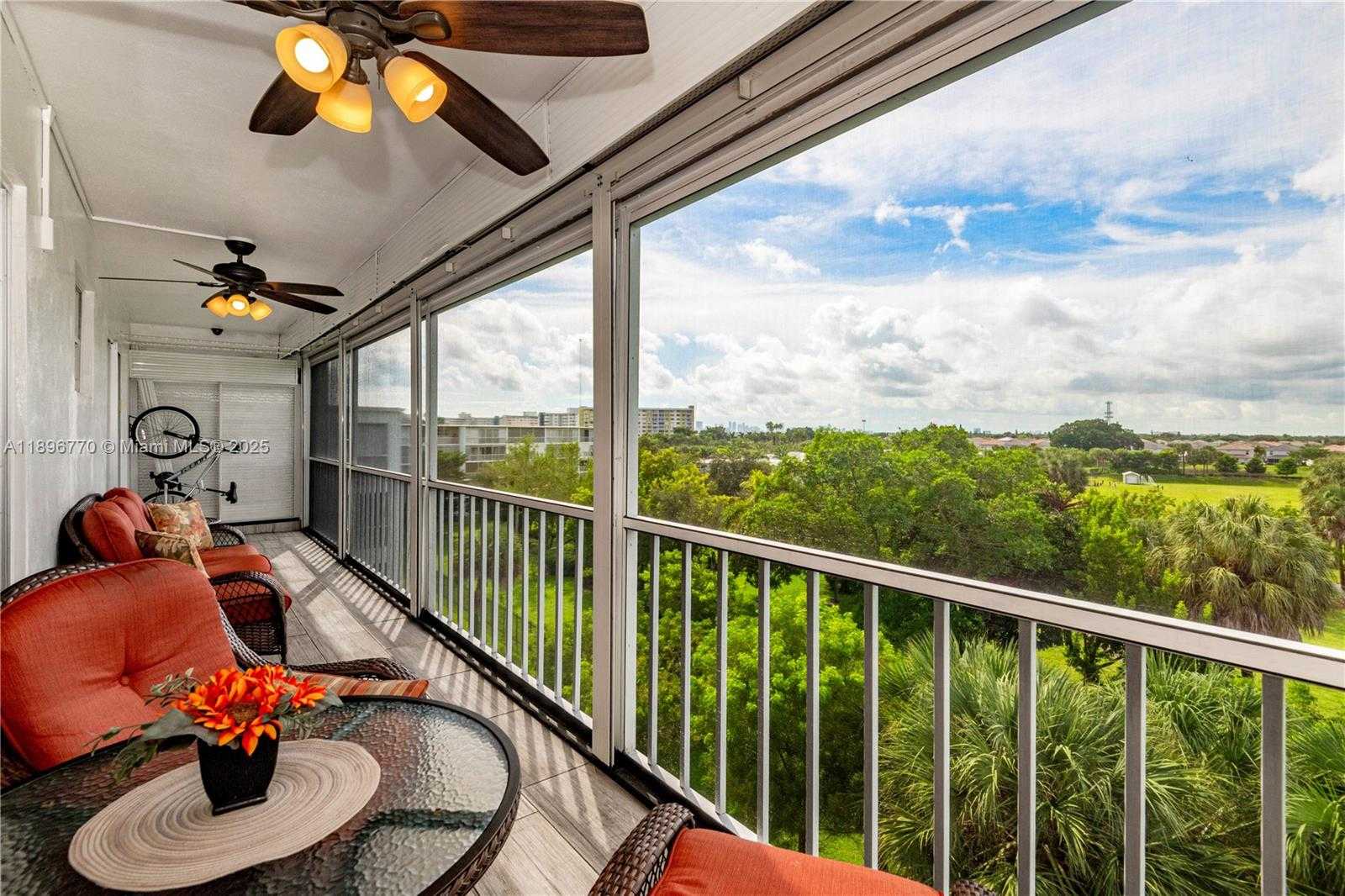 Small Image of 4800 HILLCREST LN #501, Hollywood Number 2