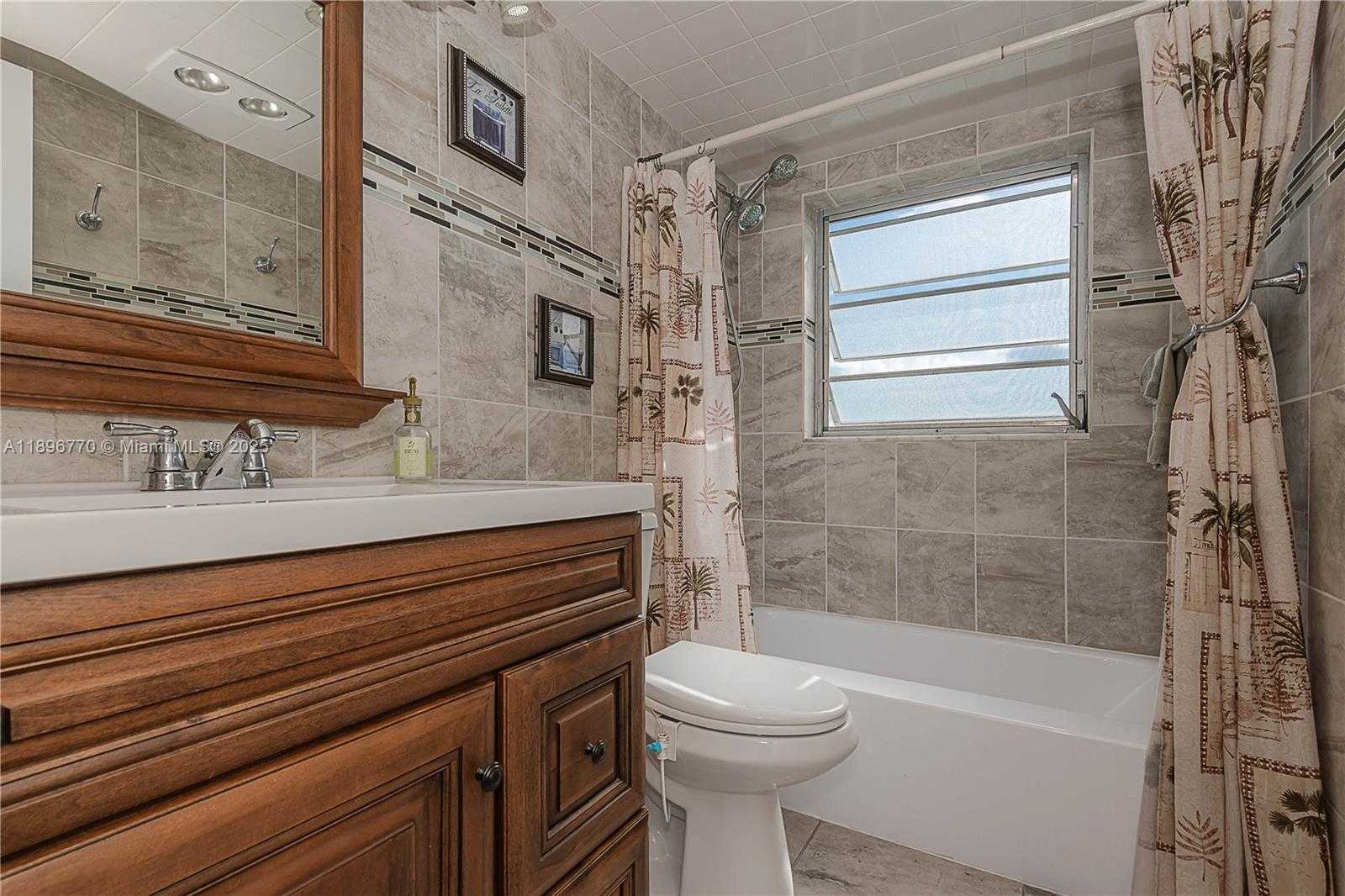Small Image of 4800 HILLCREST LN #501, Hollywood Number 21