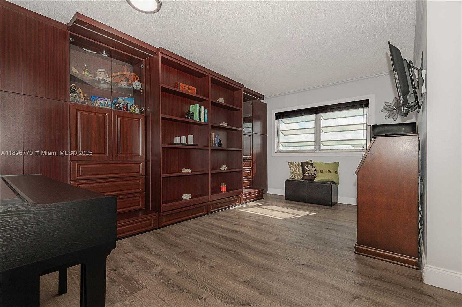 Small Image of 4800 HILLCREST LN #501, Hollywood Number 22