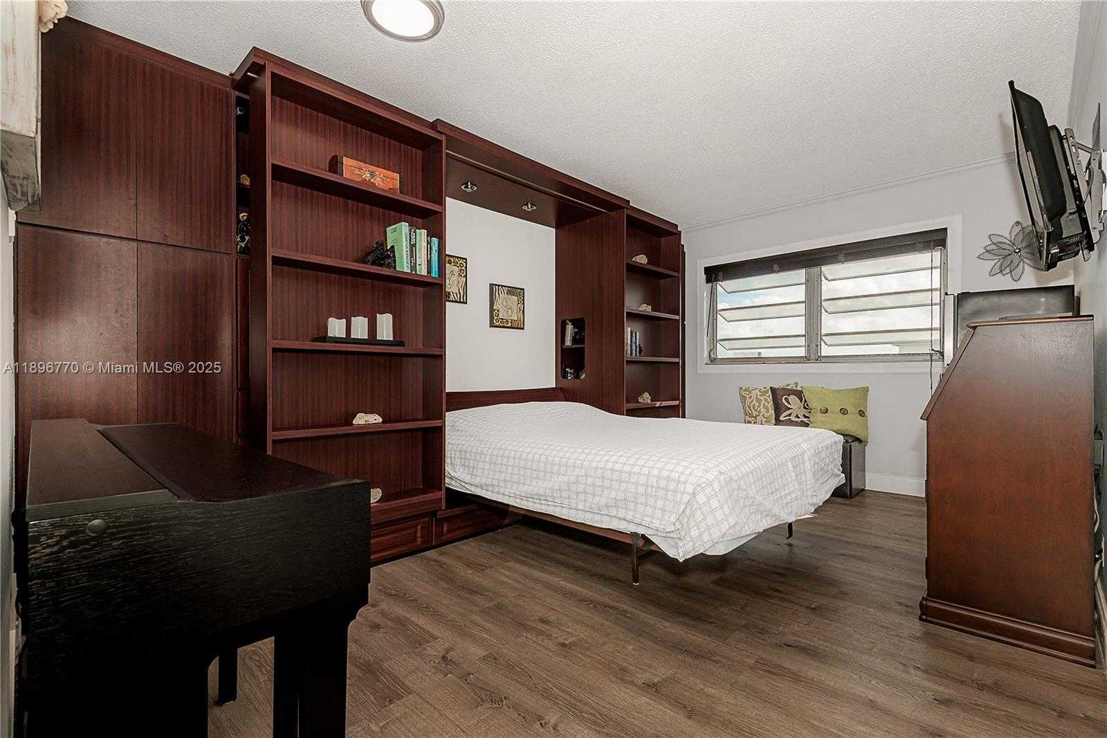 Small Image of 4800 HILLCREST LN #501, Hollywood Number 23