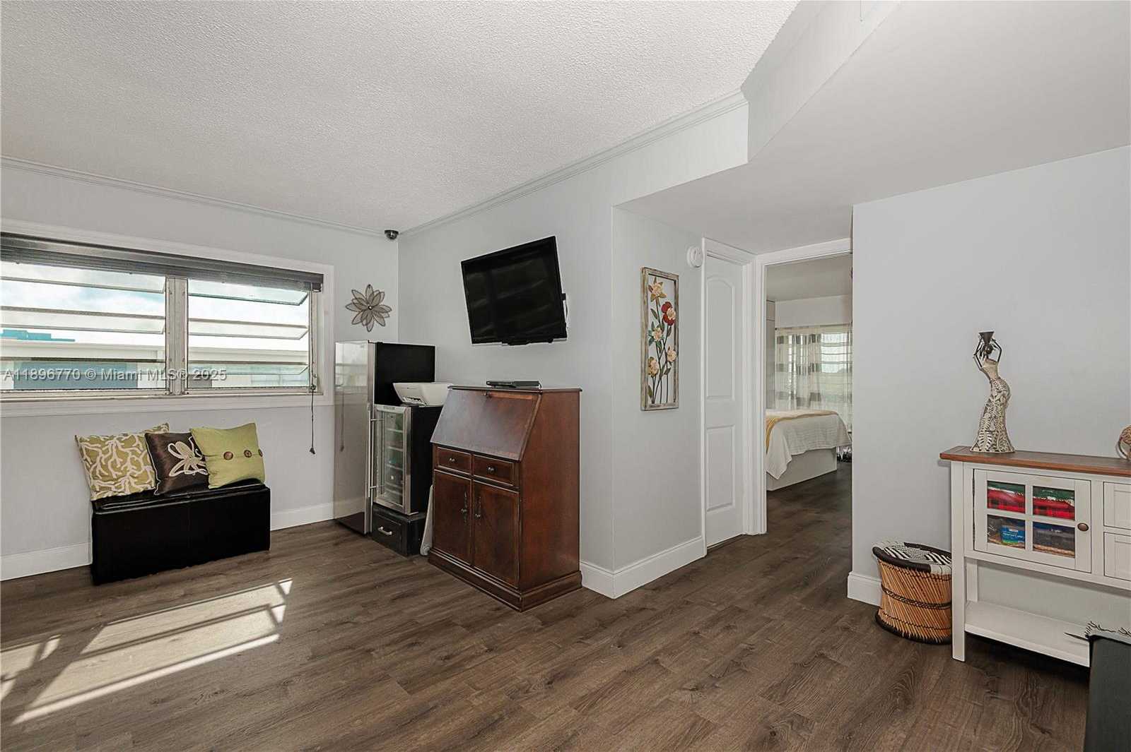 Small Image of 4800 HILLCREST LN #501, Hollywood Number 24