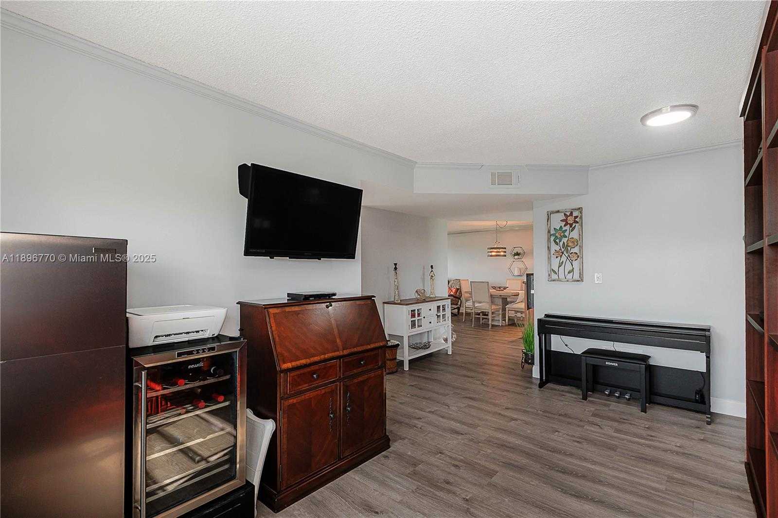 Small Image of 4800 HILLCREST LN #501, Hollywood Number 25
