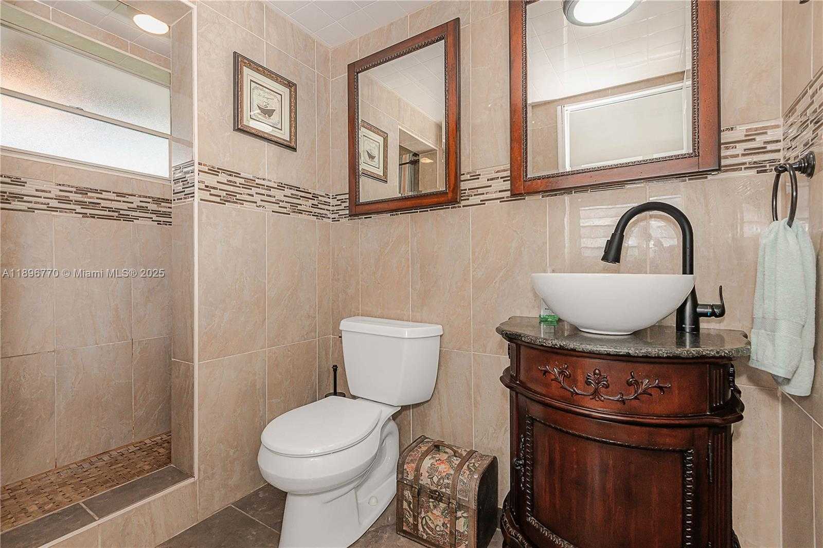 Small Image of 4800 HILLCREST LN #501, Hollywood Number 26