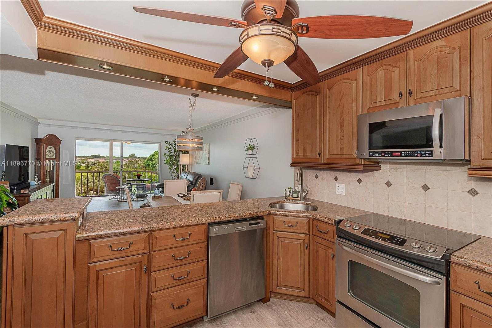 Small Image of 4800 HILLCREST LN #501, Hollywood Number 3