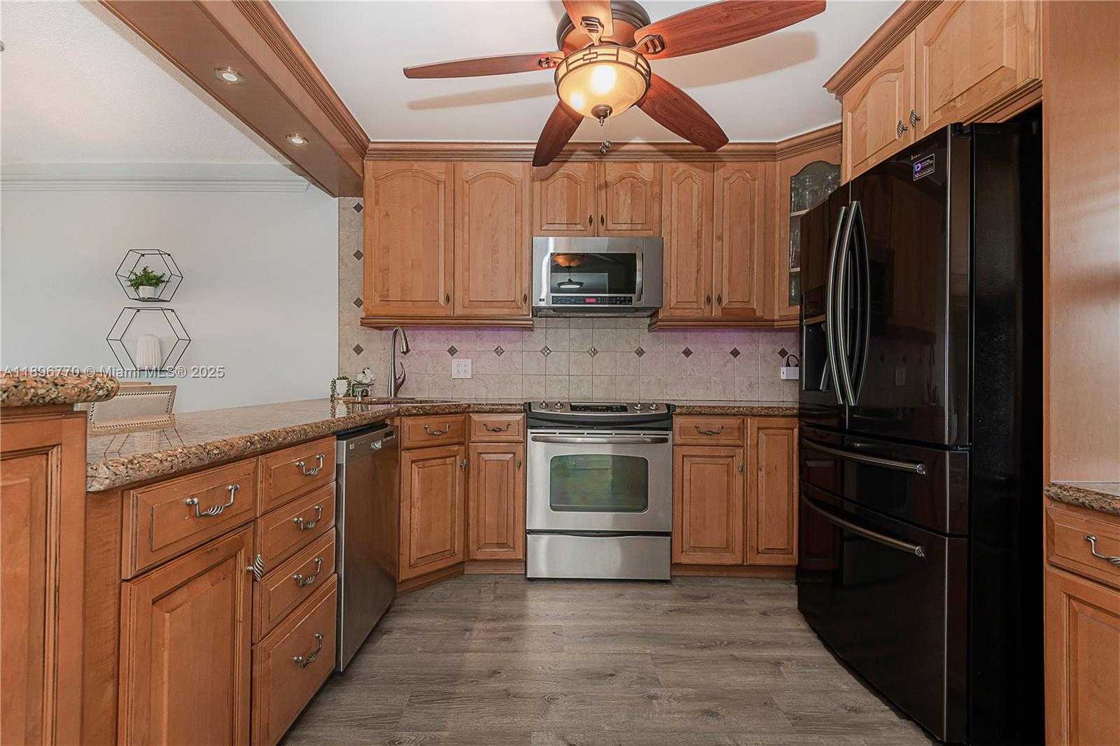 Small Image of 4800 HILLCREST LN #501, Hollywood Number 6