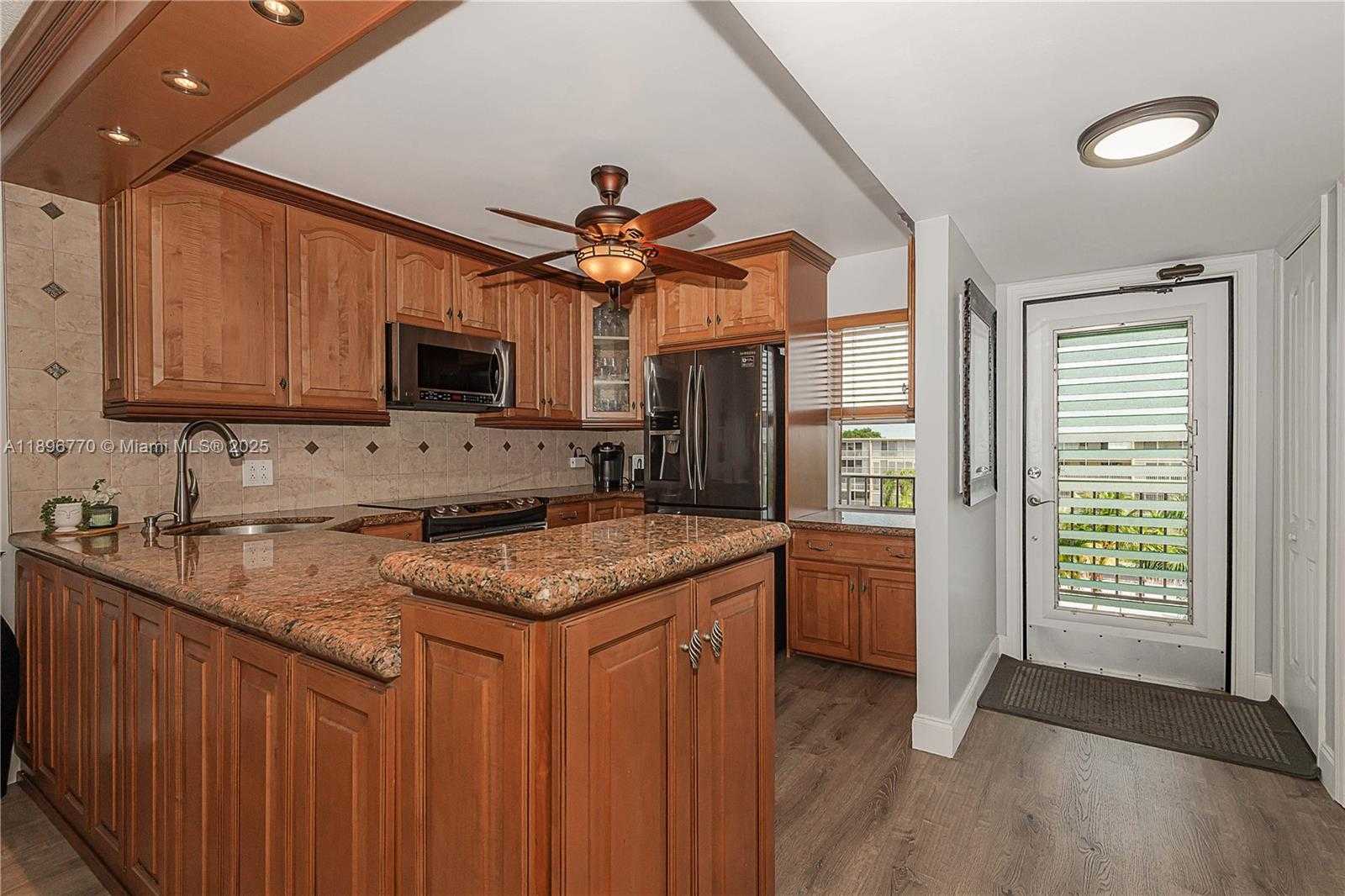 Small Image of 4800 HILLCREST LN #501, Hollywood Number 7
