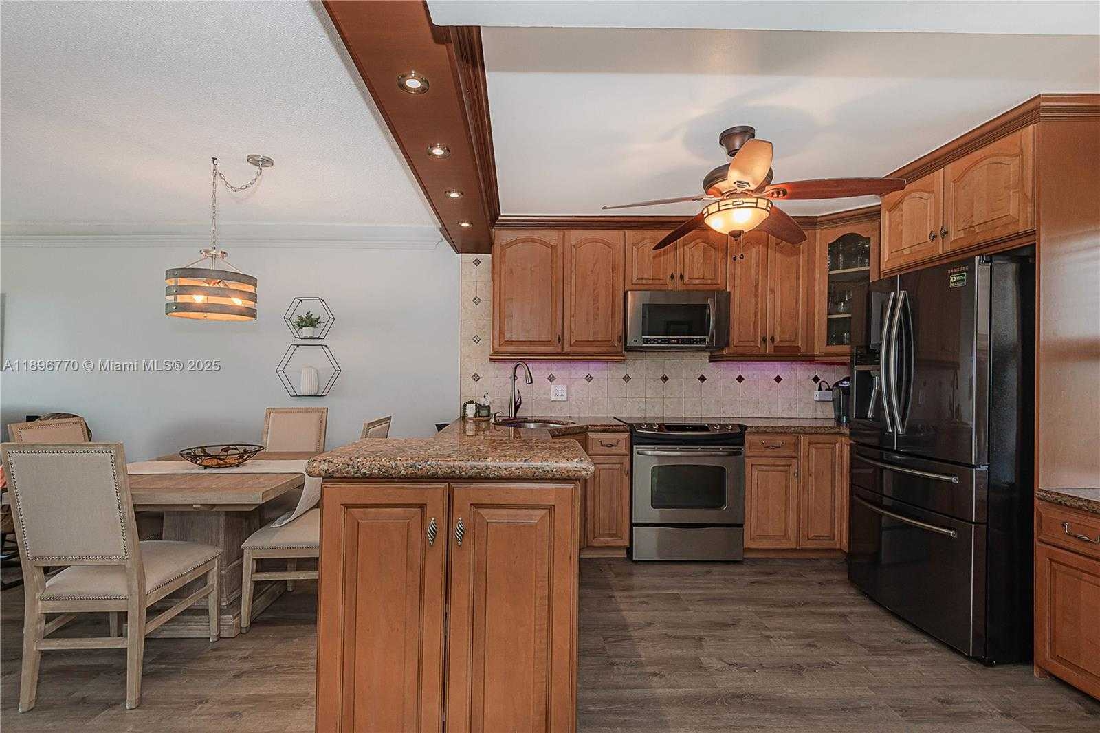 Small Image of 4800 HILLCREST LN #501, Hollywood Number 8