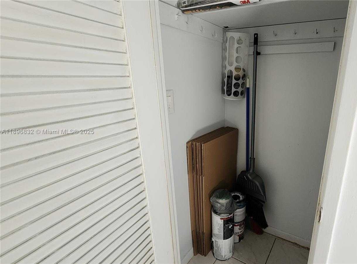 Small Image of 981 HILLCREST CT #114, Hollywood Number 11