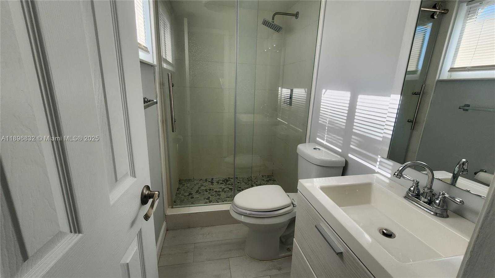 Small Image of 981 HILLCREST CT #114, Hollywood Number 14