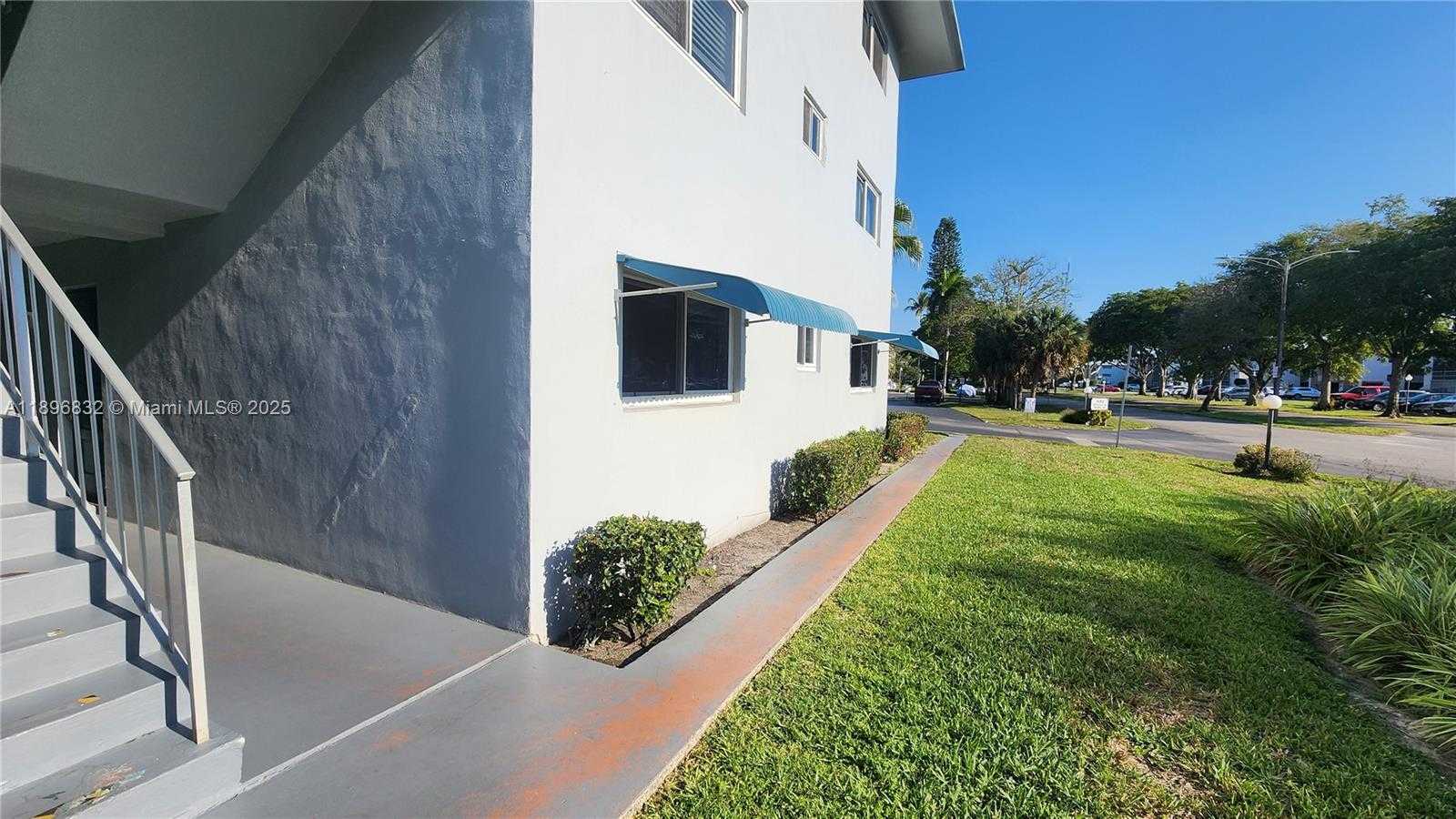 Small Image of 981 HILLCREST CT #114, Hollywood Number 23