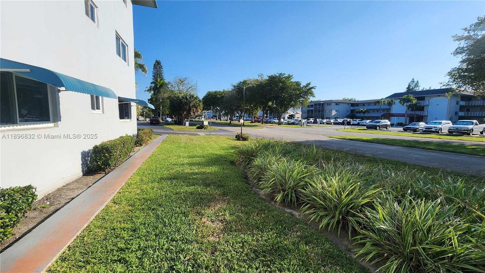 Small Image of 981 HILLCREST CT #114, Hollywood Number 24
