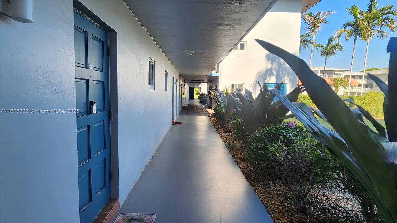 Small Image of 981 HILLCREST CT #114, Hollywood Number 3