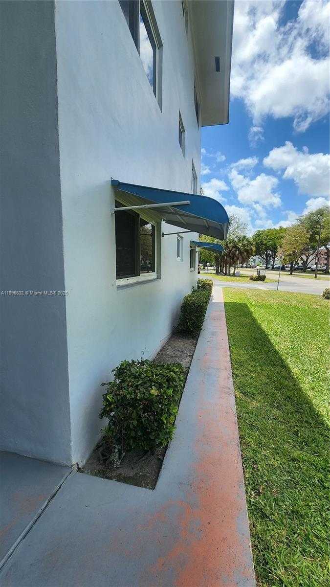 Small Image of 981 HILLCREST CT #114, Hollywood Number 32