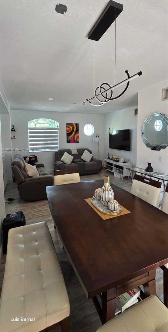 Small Image of Hialeah Number 10