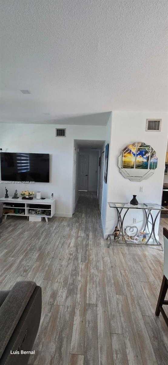 Small Image of Hialeah Number 16