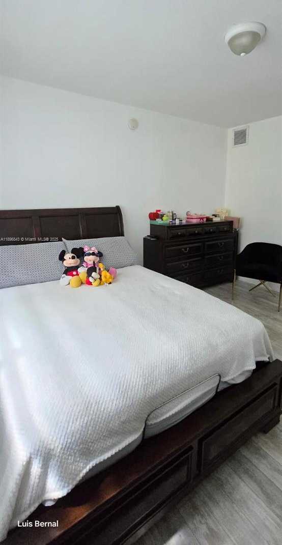 Small Image of Hialeah Number 24