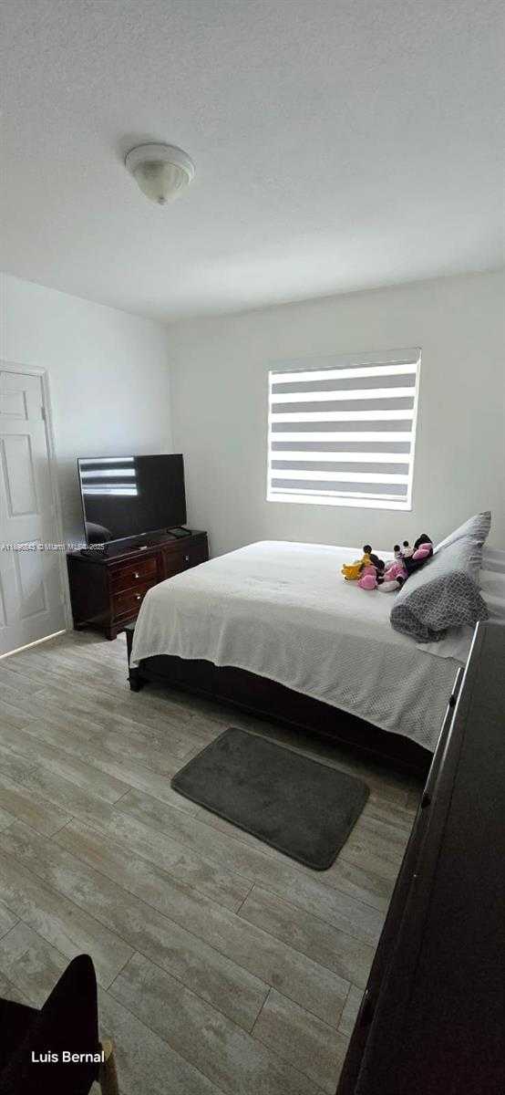 Small Image of Hialeah Number 27