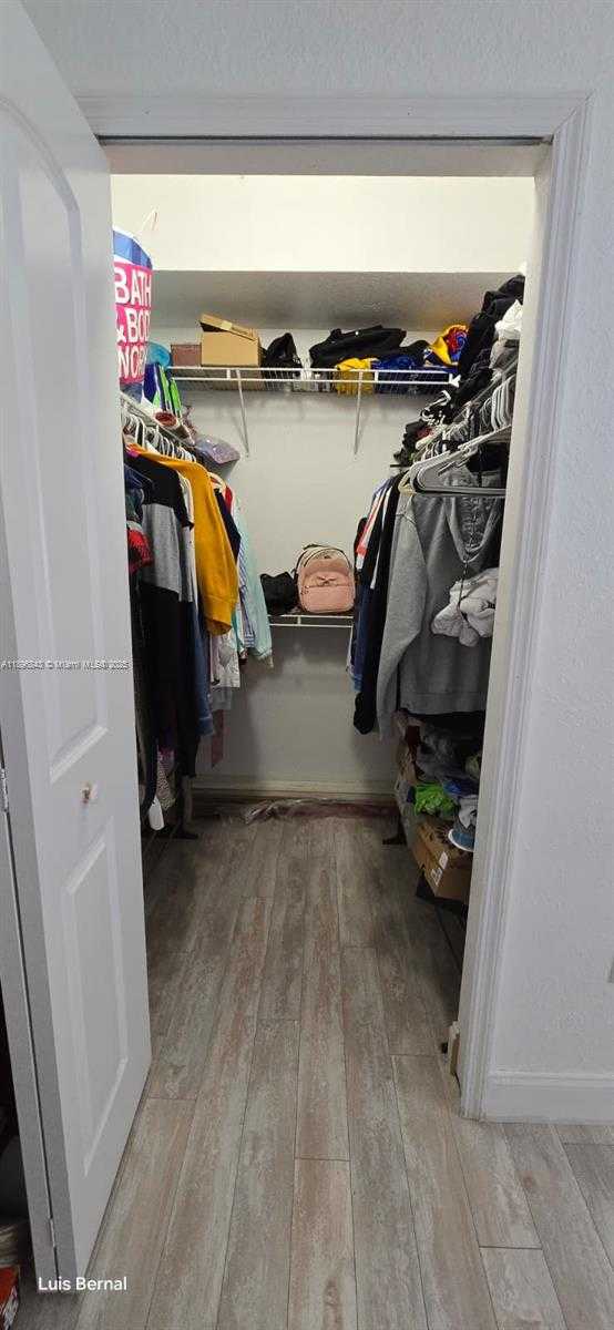 Small Image of Hialeah Number 28