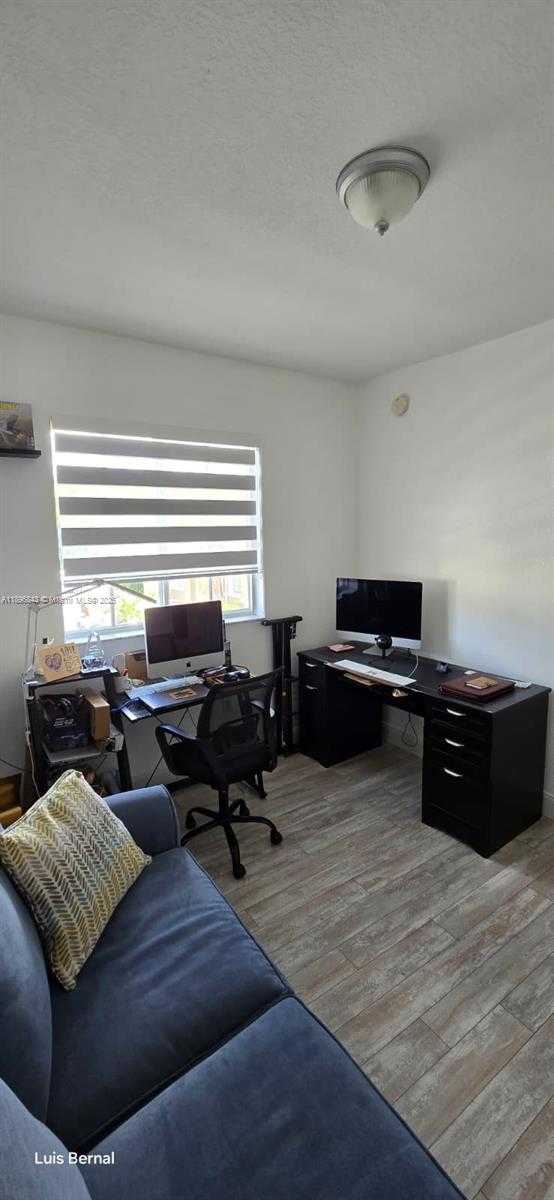 Small Image of Hialeah Number 32