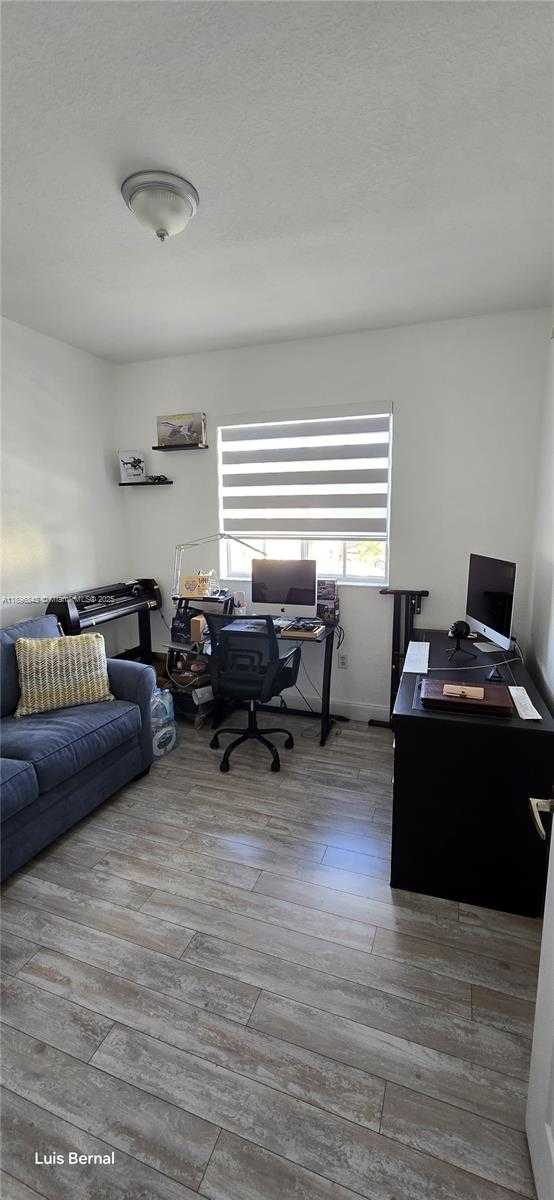 Small Image of Hialeah Number 33