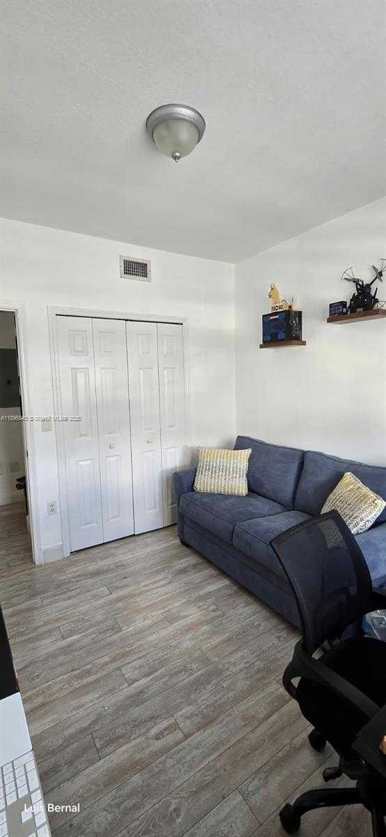 Small Image of Hialeah Number 34