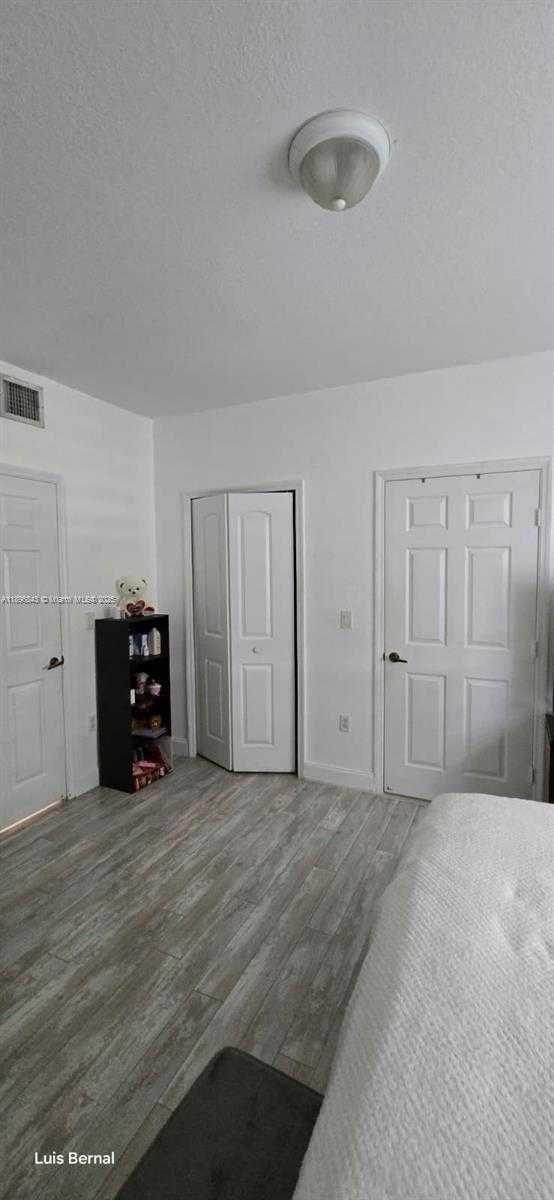 Small Image of Hialeah Number 35