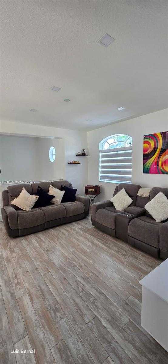 Small Image of Hialeah Number 4