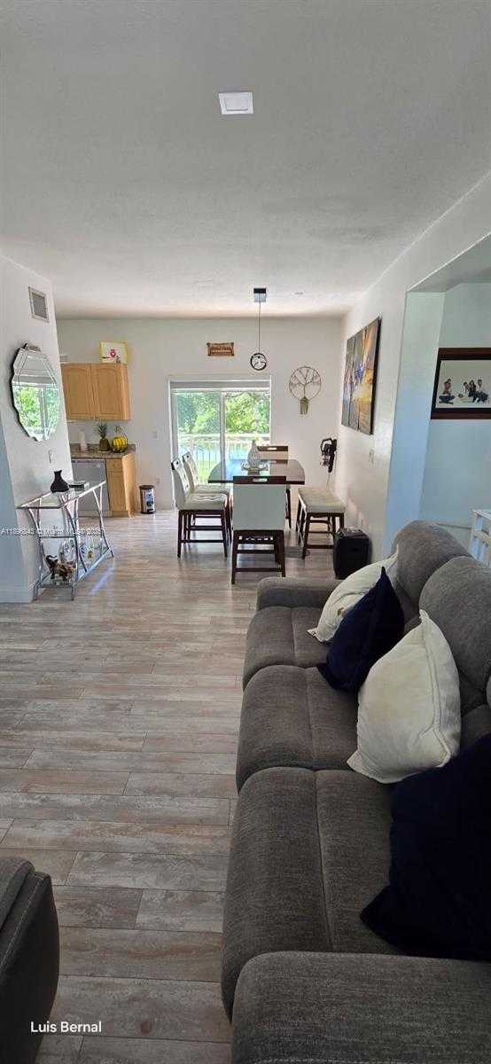 Small Image of Hialeah Number 6