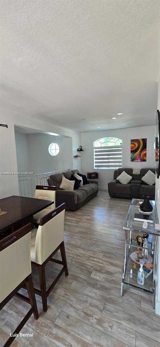 Small Image of Hialeah Number 7