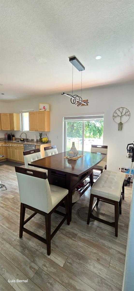 Small Image of Hialeah Number 8