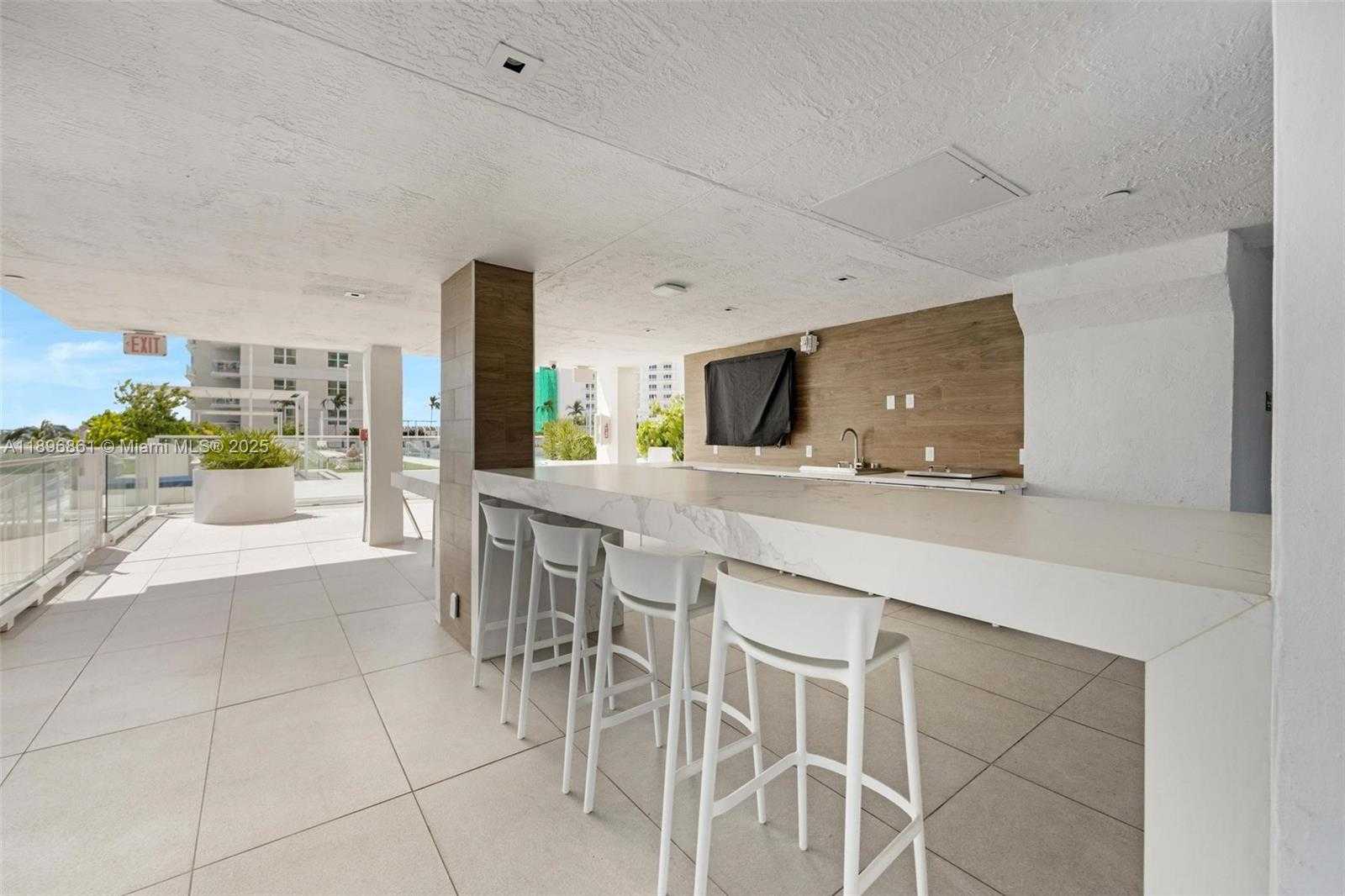 Small Image of 770 CLAUGHTON ISLAND DR #1712, Miami Number 23