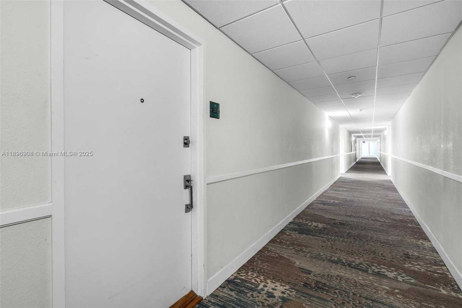 Small Image of 155 OCEAN LANE DR #302, Key Biscayne Number 2