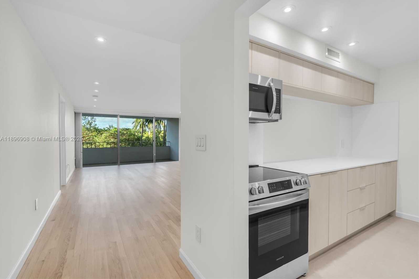 Small Image of 155 OCEAN LANE DR #302, Key Biscayne Number 4