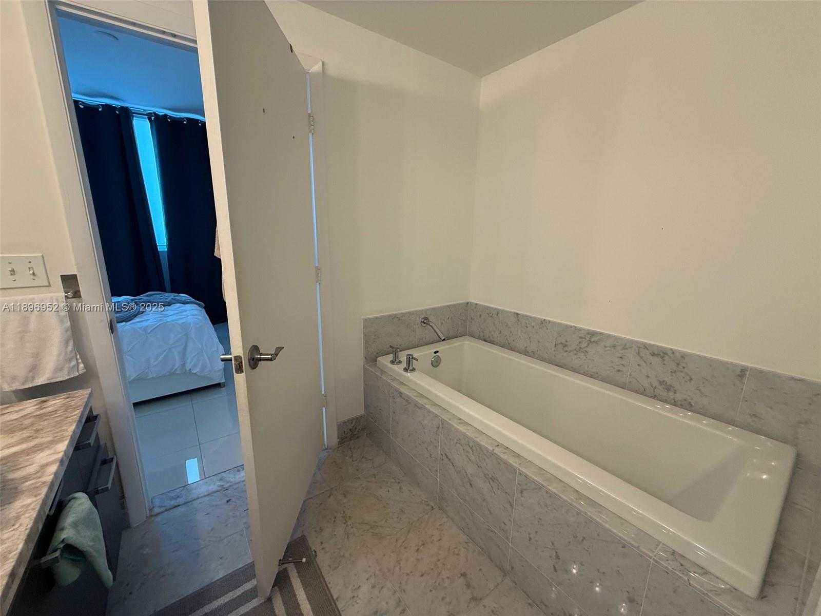 Small Image of 244 BISCAYNE BLVD #3708, Miami Number 31