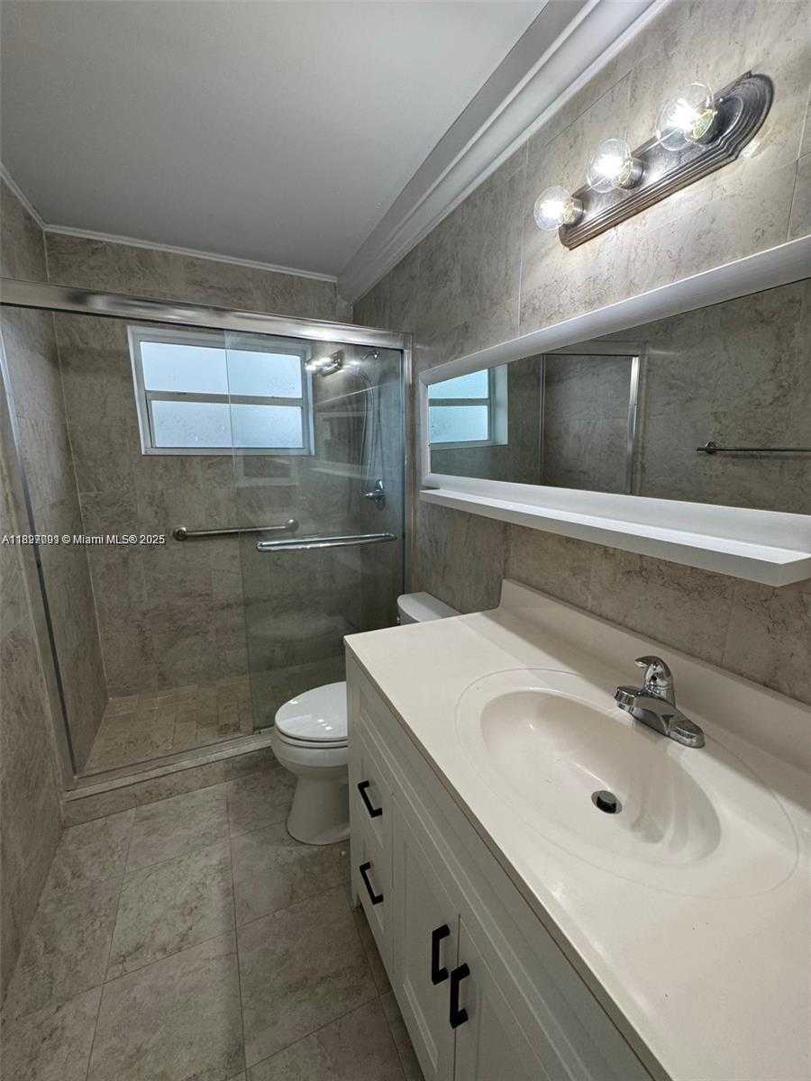 Small Image of 8040 TATUM WATERWAY DR #3, Miami Beach Number 10