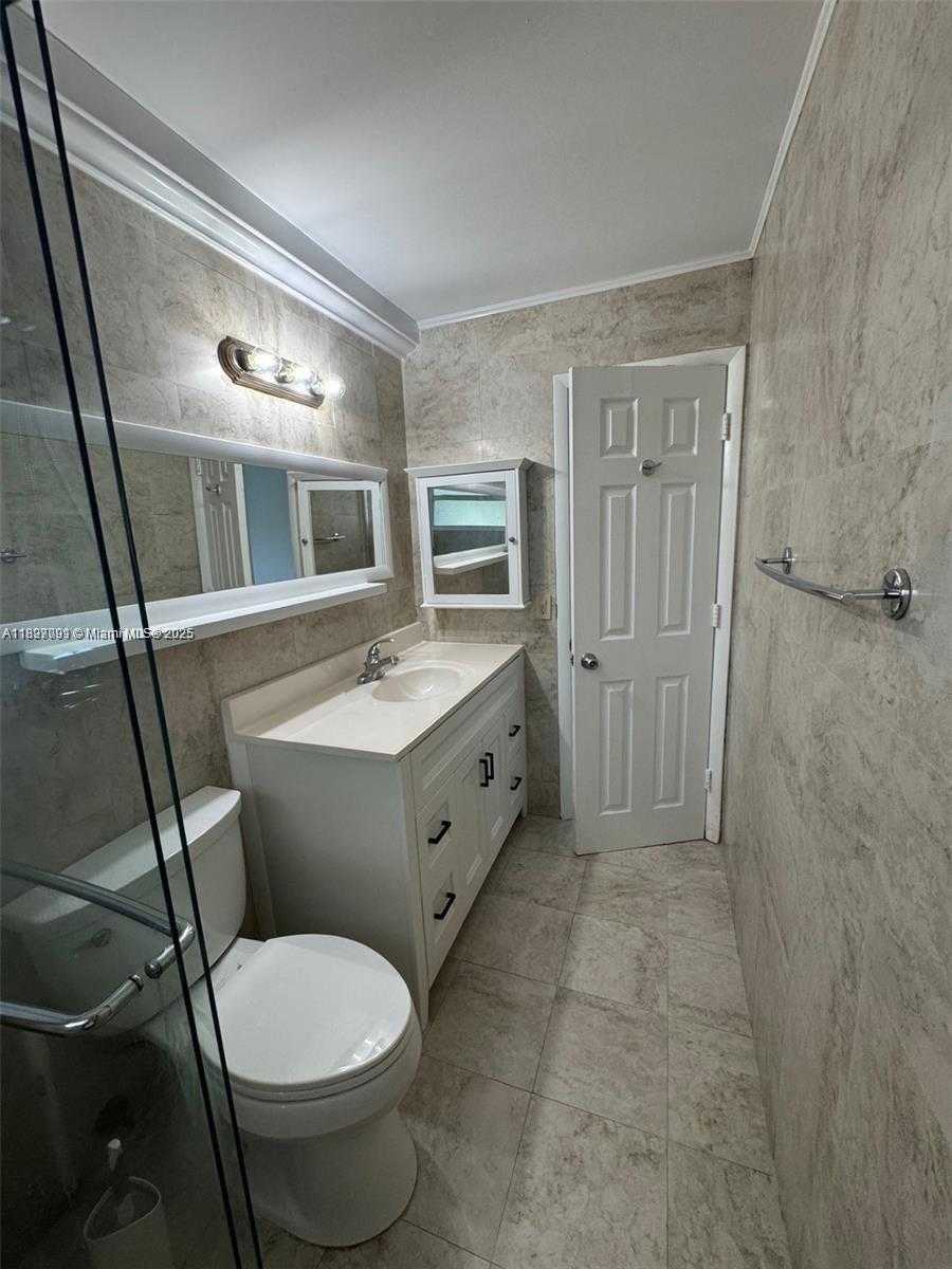 Small Image of 8040 TATUM WATERWAY DR #3, Miami Beach Number 11