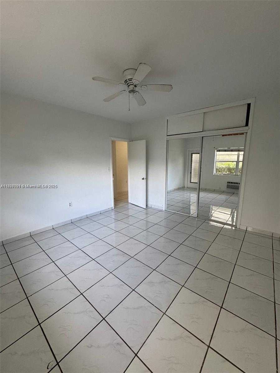 Small Image of 8040 TATUM WATERWAY DR #3, Miami Beach Number 12