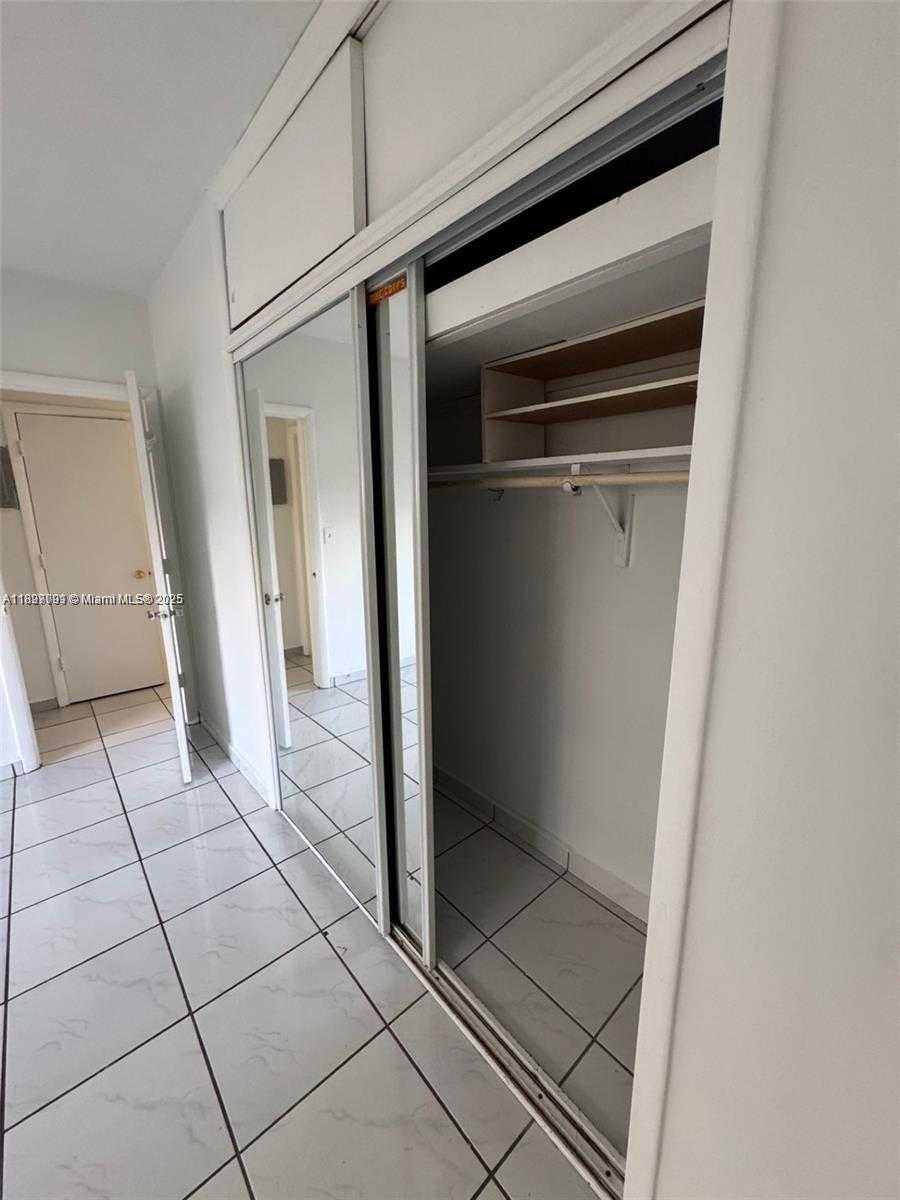 Small Image of 8040 TATUM WATERWAY DR #3, Miami Beach Number 13