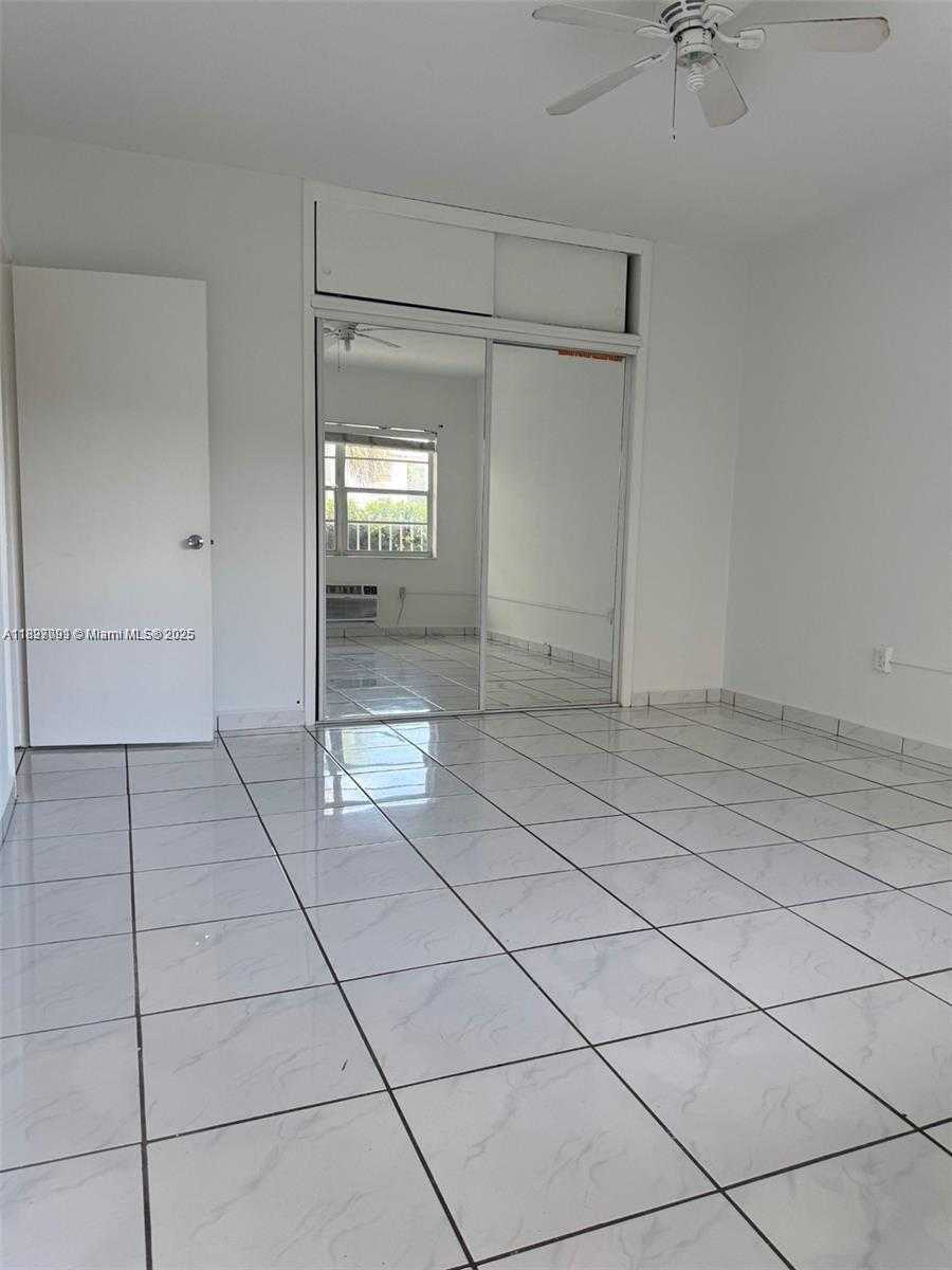 Small Image of 8040 TATUM WATERWAY DR #3, Miami Beach Number 14