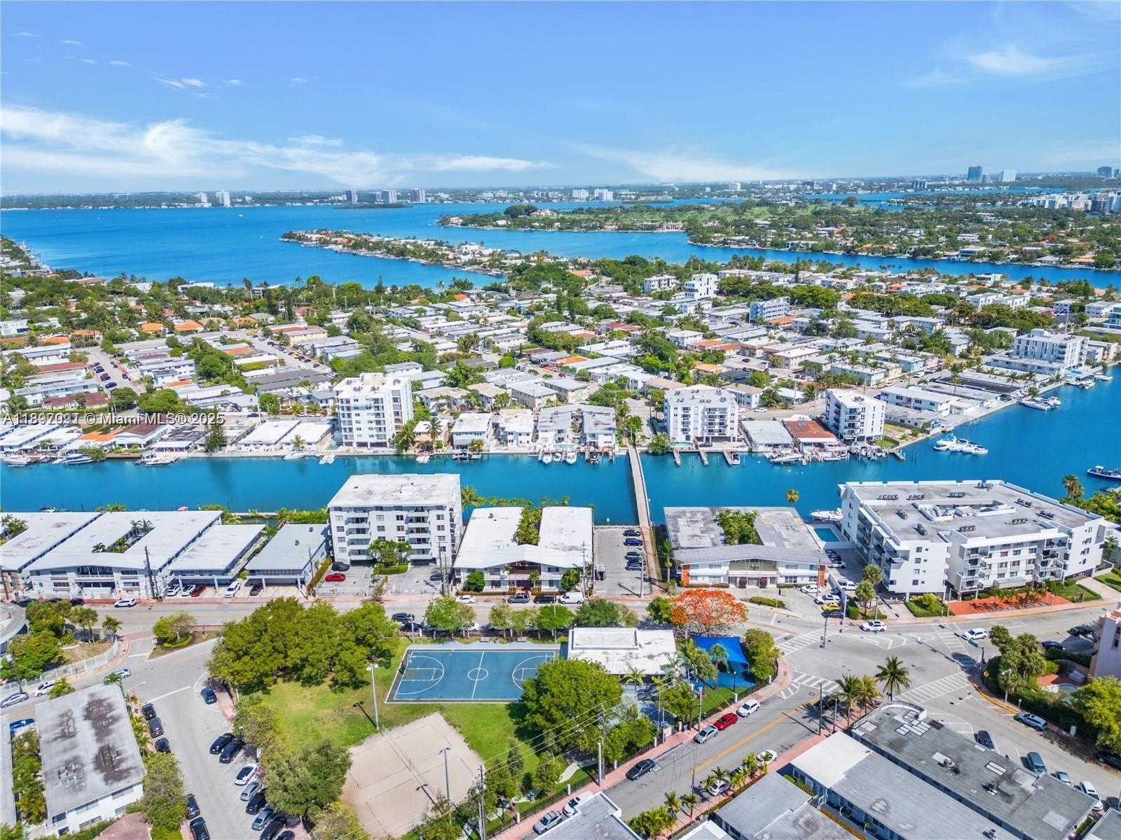 Small Image of 8040 TATUM WATERWAY DR #3, Miami Beach Number 18