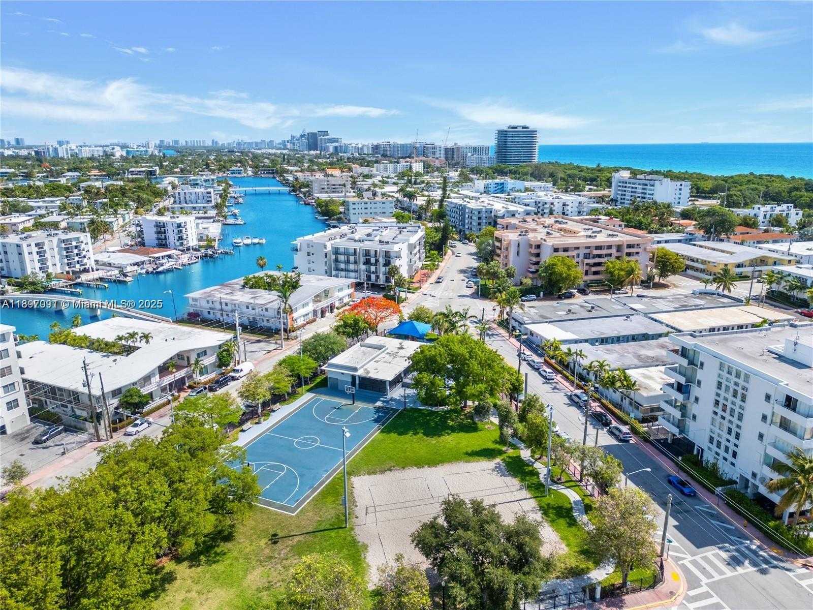 Small Image of 8040 TATUM WATERWAY DR #3, Miami Beach Number 19