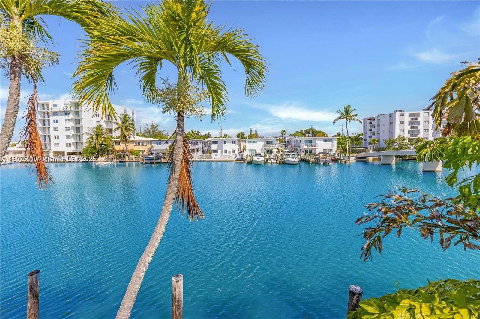 Small Image of 8040 TATUM WATERWAY DR #3, Miami Beach Number 21