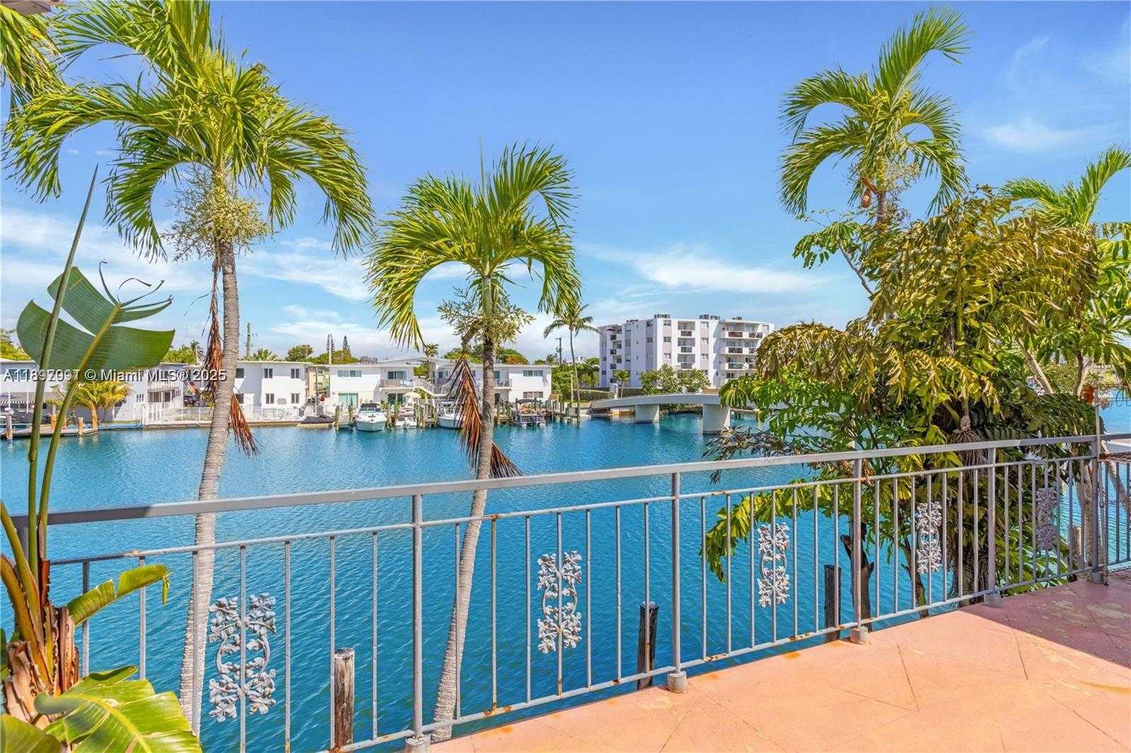 Small Image of 8040 TATUM WATERWAY DR #3, Miami Beach Number 22