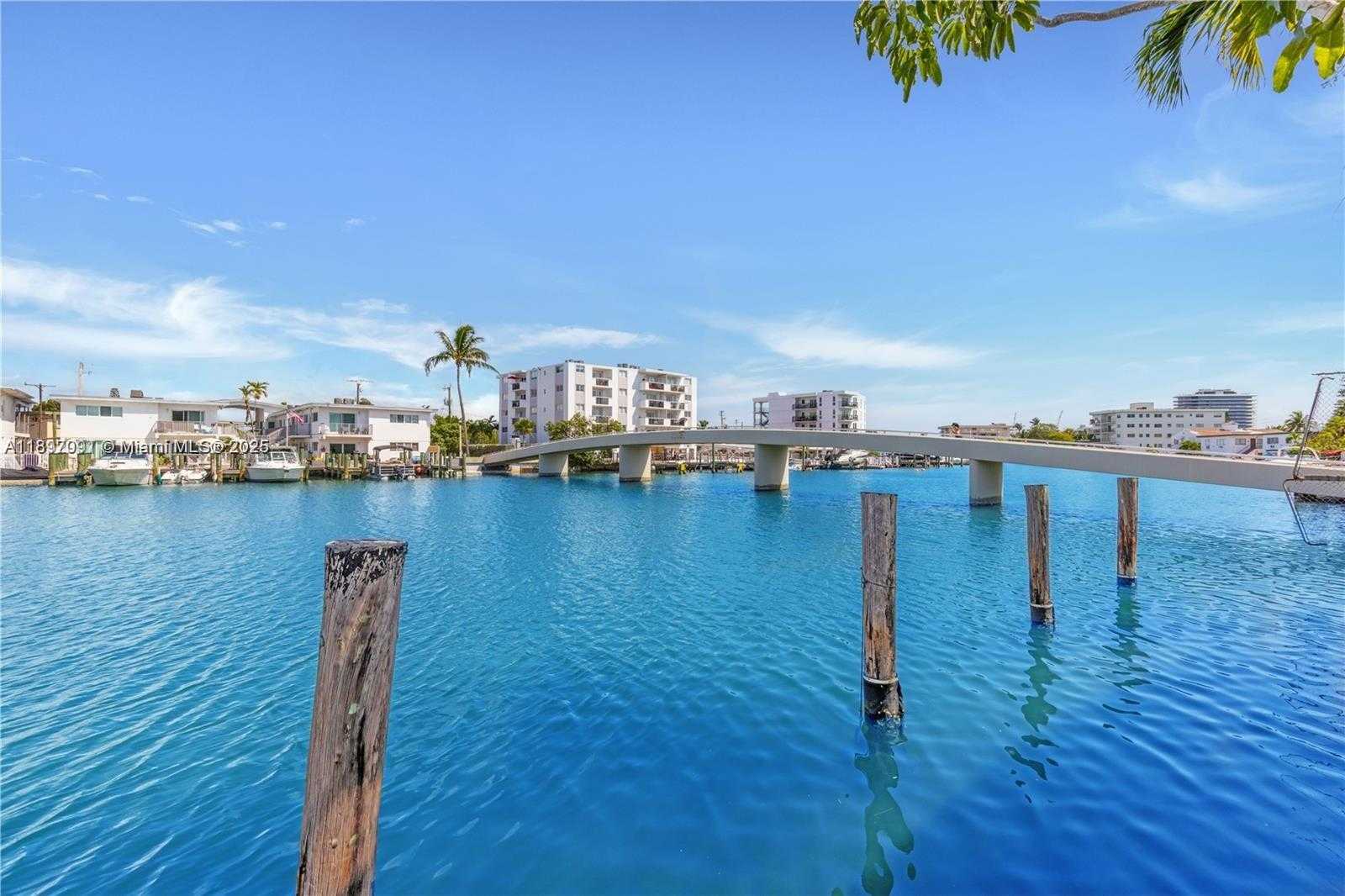 Small Image of 8040 TATUM WATERWAY DR #3, Miami Beach Number 23